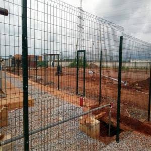 Installation wire mesh fences