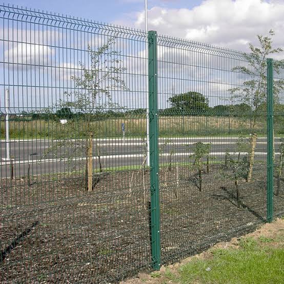 Installation wire mesh fences