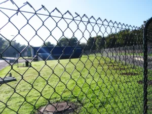 Installation wire mesh fences